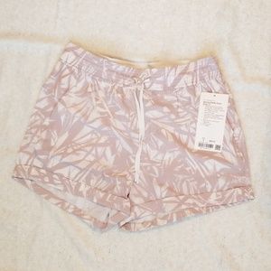 Lululemon Spring Breakaway short sz 8